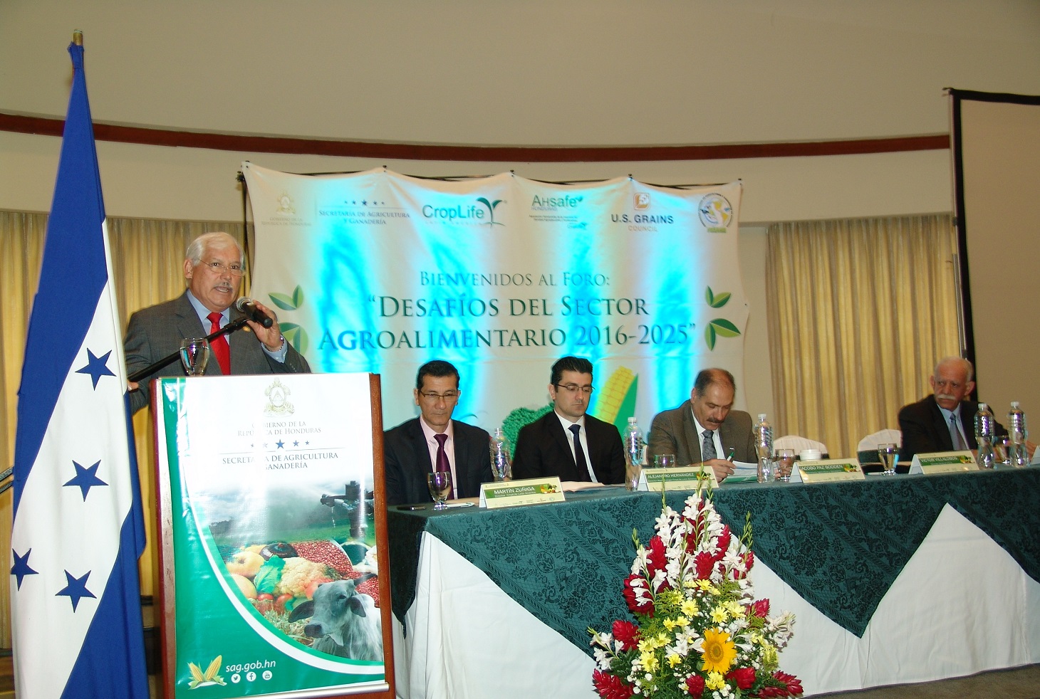 Director General del IICA Dr. Víctor Villalobos, y en mesa principal el Sr. Ministro de Agricultura Ing. Jacobo Paz Bodden y demás Conferencistas