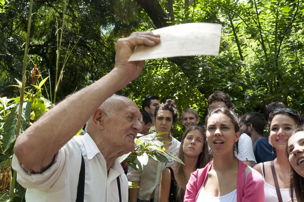 Foto tomada en el Jardín Botánico de la Facultad de Agronomía de la Universidad de Buenos Aires (FAUBA) en el 2012. En la foto se ve al Ing. Agr. Juan José Valla, profesor de Botánica y uno de los grandes maestros de la Facultad de Agronomía, mostrándoles el jardín a un grupo de alumnos. La imagen forma parte de la serie “Profesores”, expuesta en la galería de arte de la FAUBA en 2017.