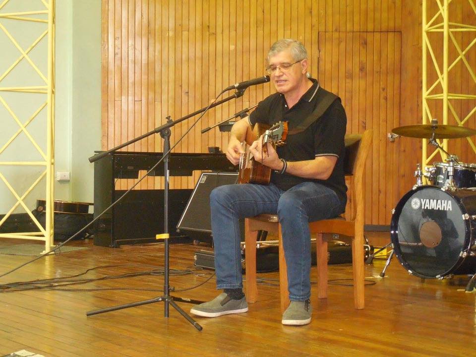 En el 2008 Carlos Guzmán recibió el Premio Nacional de Cultura Aquileo Echeverría en Música, el máximo reconocimiento en su tipo en Costa Rica. Fotografía tomada de su perfil de Facebook.