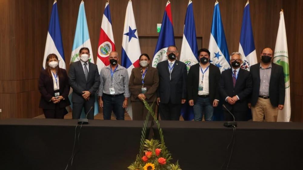 La Secretaria Ejecutiva del CAC, Lucrecia Rodríguez; el Ministro de Agricultura de República Dominicana, Limber Cruz; el Ministro de Agricultura y Ganadería de Costa Rica, Renato Alvarado; la Secretaria de Agricultura y Ganadería de Honduras, Laura Suazo; el Ministro de Desarrollo Agropecuario de Panamá, Augusto Valderrama; el Ministro de Agricultura de El Salvador, David Martínez; el Ministro de Agricultura, Ganadería y Alimentación de Guatemala, José Ángel López,; y el Ministro de Agricultura de Belice, José Abelardo Mai.