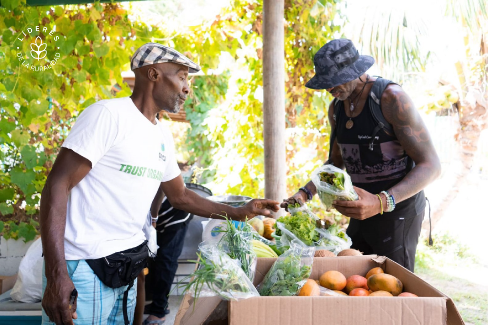 John Hunte (izquierda) ha sido uno de los fundadores de la Asociación de Productores y Consumidores de Orgánicos, creada en 1998 para impulsar la producción de alimentos certificados por no emplear sustancias químicas como fertilizantes, pesticidas y herbicidas, con el objetivo de contribuir a la seguridad alimentaria en Barbados.