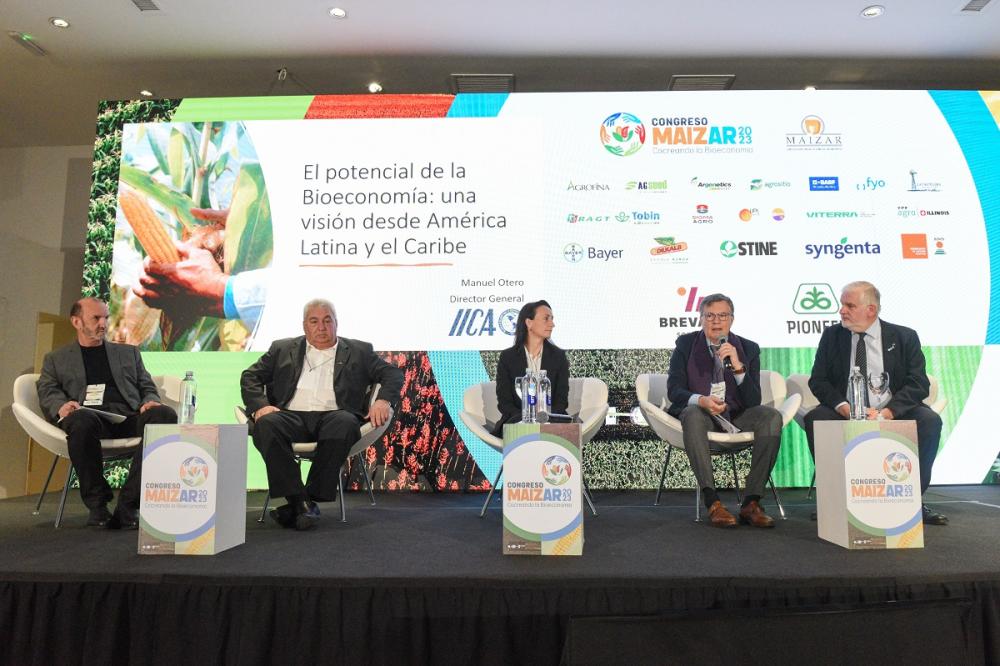 El Director General del IICA, Manuel Otero (cuarto de izquierda a derecha), se refirió al potencial de la bioeconomía con una visión desde América Latina y el Caribe, región que es la mayor exportadora neta de agroalimentos del mundo y cuenta con la mayor dotación de recursos naturales del planeta.