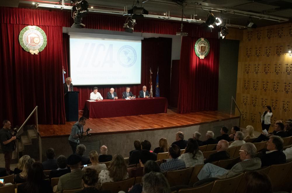 La ceremonia de distinción se efectuó en el auditorio Presidente Sarmiento de la Universidad de Belgrano.