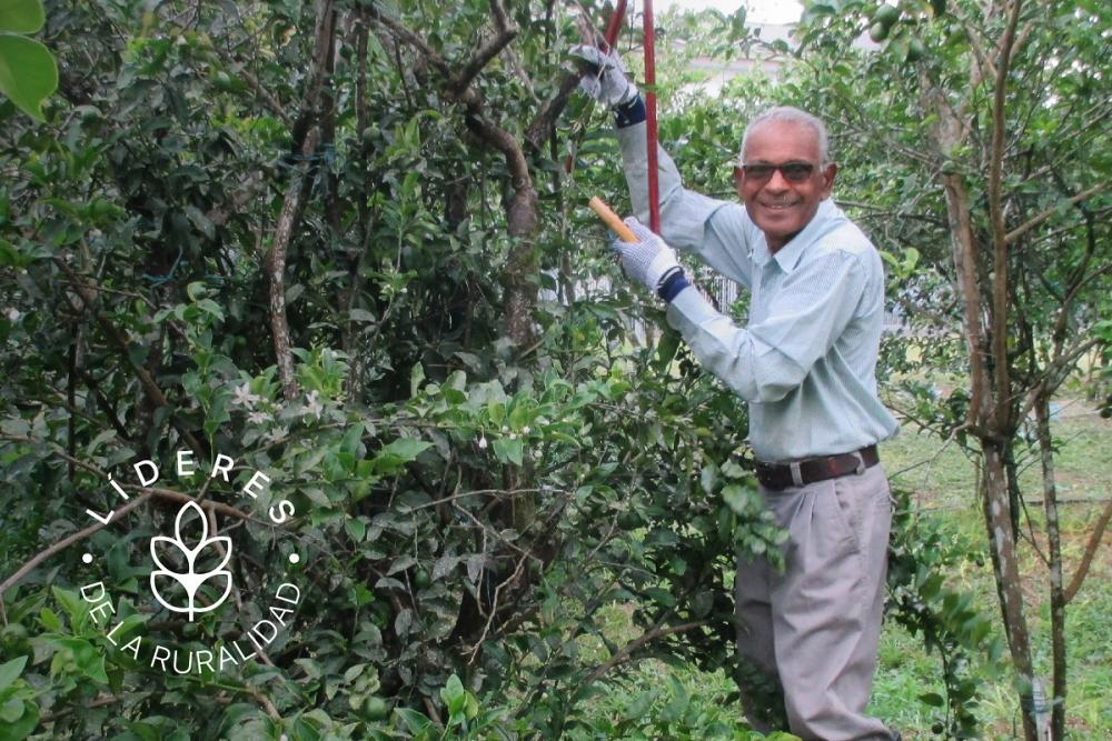 Con estudio y con paciencia, Roop aprendió a adaptarse al cambio climático y se convirtió en un experto en el cuidado de los suelos y el manejo de los recursos naturales. 