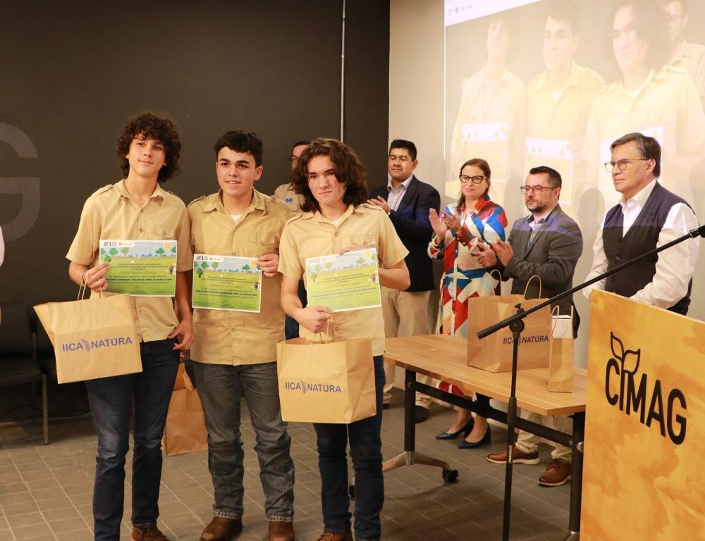 Matías Gutiérrez, Santiago Pacheco, y Jorge Luis Segura, estudiantes de octavo año del Colegio Agropecuario de San Carlos, ganadores del Challenge Minecraft Education para la Agricultura.