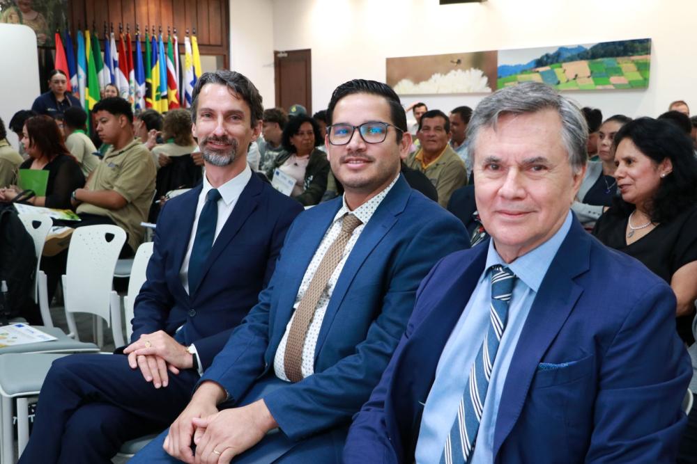 El Embajador de Unión Europea en Costa Rica, Pierre-Louis Lempereur; el Ministro de Agricultura y Ganadería de Costa Rica, Víctor Carvajal; y el Director General del IICA, Manuel Otero, en el evento de cierre del proyecto AGRO-INNOVA.