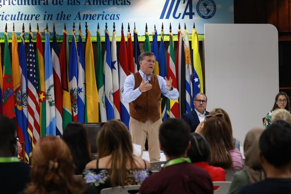 Durante la charla el Director General del IICA, Manuel Otero (al frente), remarcó la importancia de la agricultura, sector que actualmente tiende a consolidarse como el eje estratégico del continente americano y a nivel mundial. 