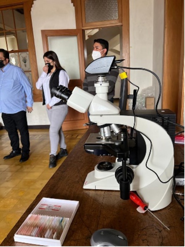 Entrega de microscopio trinocular al Centro Universitario de San Marcos.