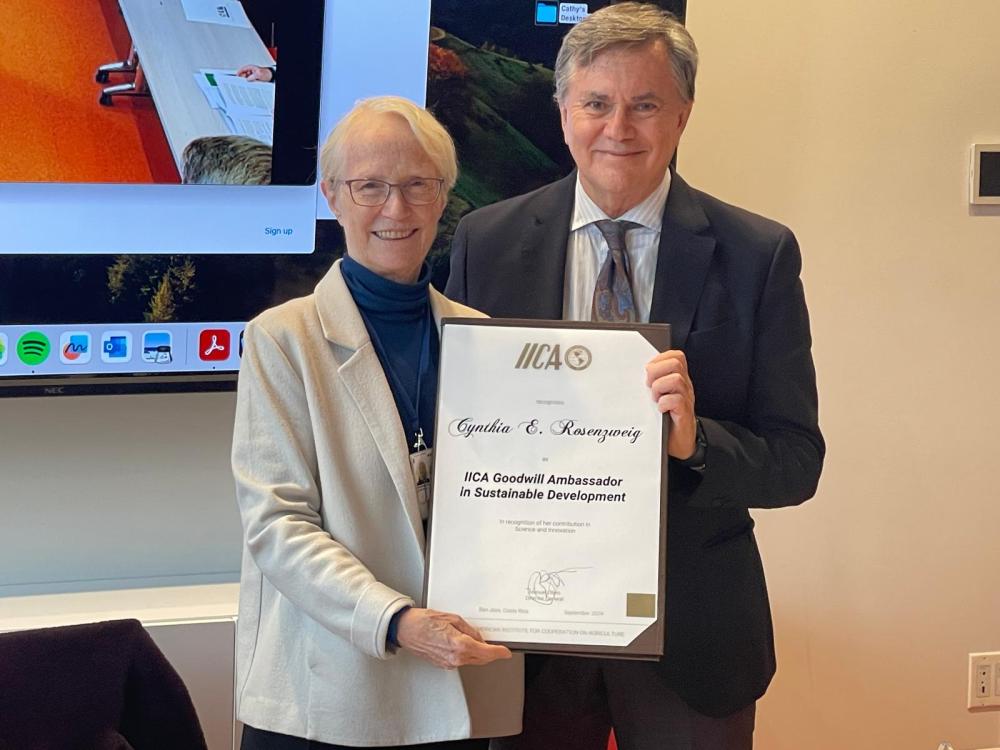 Cynthia Rosenzweig Rosenzweig, quien obtuvo en el 2022 el Premio Mundial de Alimentación, considerado Nobel de la agricultura, recibió el diploma de Embajadora de Buena Voluntad del IICA de manos del Director General Manuel Otero durante una ceremonia en Nueva York.