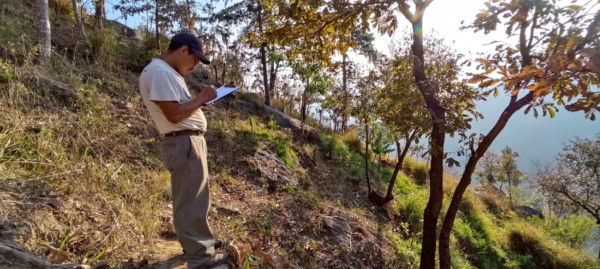 Técnico del proyecto generando información para georreferenciación de parcela en Aldea Xesiguan, Rabinal 