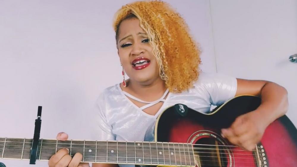 Kaydene Mangal es una reconocida cantante y compositora en su país, y heredó desde los tres años el talento musical de sus padres, quienes también son músicos 