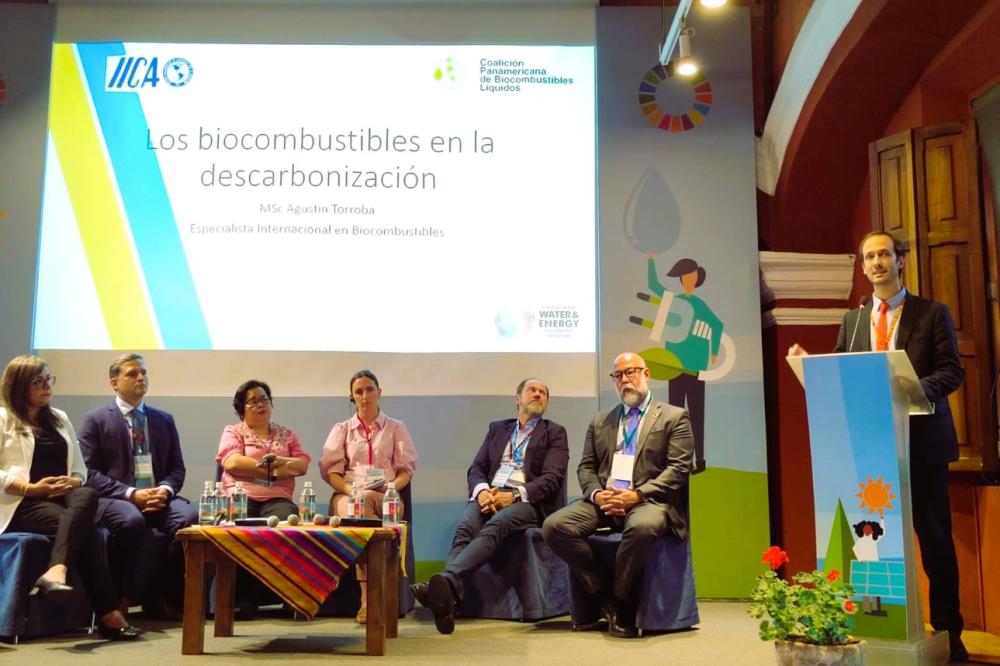 Agustín Torroba, Especialista Internacional en Biocombustibles del IICA, disertando sobre los biocombustibles en la descarbonización en Antigua, Guatemala.