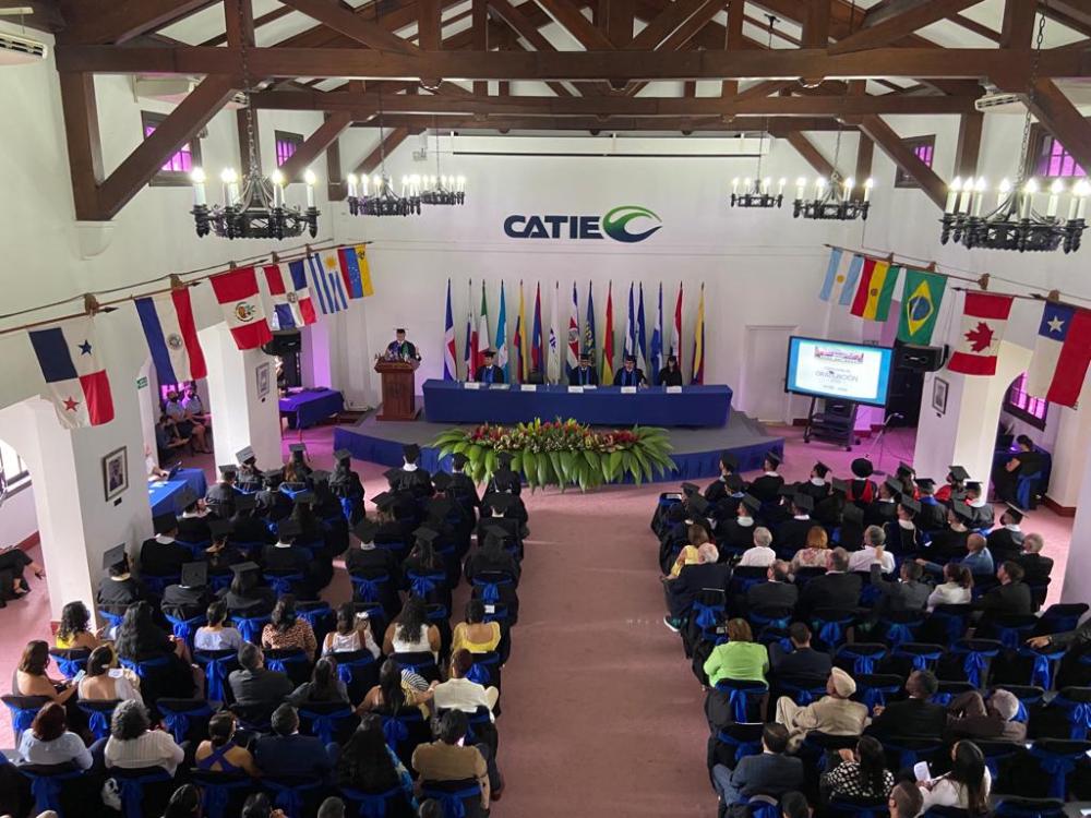 La entrega del Doctorado Honoris Causa al Director General del IICA, Manuel Otero, fue realizada tras la ceremonia de graduación 2022 de los estudiantes del Programa Internacional de Posgrado en Agricultura y Recursos Naturales, el más antiguo de América Latina, que cuenta en su historia con más de 2.600 graduados de 47 países.