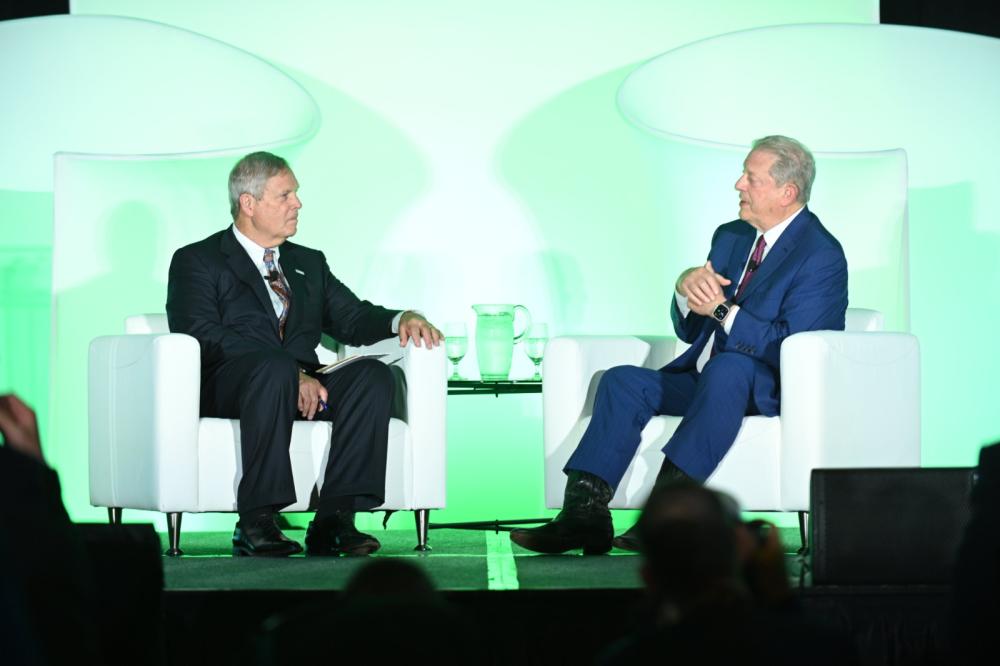 En la primera jornada de la Cumbre de AIM for Climate, el Secretario de Agricultura de Estados Unidos, Tom Vilsack, mantuvo una conversación pública con el ex vicepresidente de los Estados Unidos Al Gore, ganador en 2007 del Premio Nobel de la Paz junto al Panel Intergubernamental de Expertos sobre Cambio Climático (IPCC).