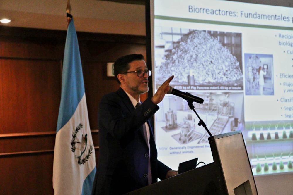 El Dr. Rocha compartió sus conocimientos sobre biotecnología 