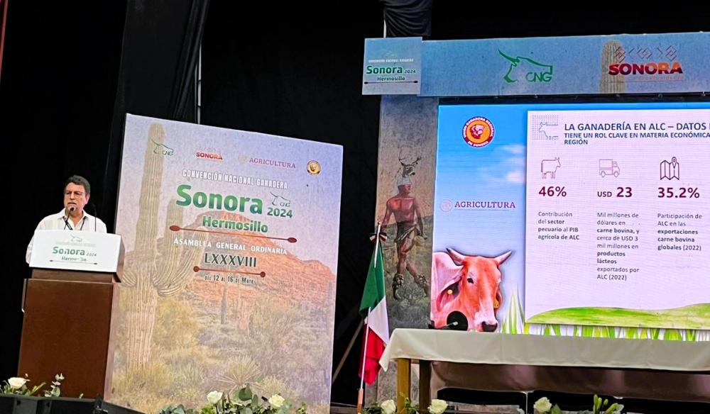 En el evento el Representante del IICA en México, Diego Montenegro, destacó el potencial de la ganadería en las estrategias de desarrollo sostenible, y ahondó en los desafíos significativos que enfrenta, especialmente el ser proveedor de proteína de alta calidad y de manera simultánea combatir el cambio climático.