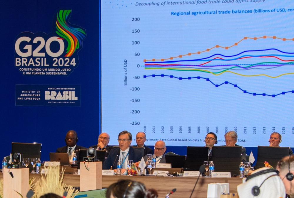 El Director General del IICA, Manuel Otero, expuso ante los ministros de Agricultura del G20 y otros líderes mundiales -reunidos en Mato Grosso- soluciones que permitirían al agro fortalecer su rol protagónico para la seguridad alimentaria y la sostenibilidad globales. El IICA fue el único organismo internacional al que se le dio la responsabilidad para hacer una presentación (cerca de 30 minutos) sobre estos desafíos.