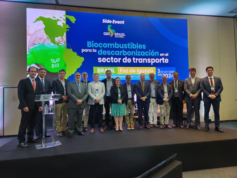 Lo hicieron en un evento dónde se debatió el rol de los biocombustibles en la descarbonización del transporte, y se discutió acerca de los avances legislativos, el impacto ambiental y la salud de las bioenergías, y las perspectivas de la industria automotriz. 