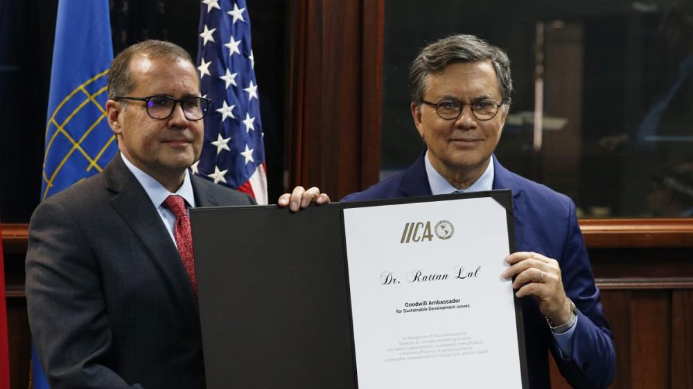 El Subdirector General del IICA, Lloyd Day, y el Director General del Instituto, Manuel Otero, entregaron los títulos a Lal de forma simbólica en una ceremonia virtual. 