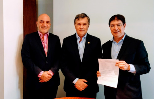 No ato de nomeação, Federico Ganduglia, ex-representante encarregado do IICA na Argentina; com Manuel Otero, Diretor Geral do IICA; e Caio Rocha, novo Representante do Instituto no país.