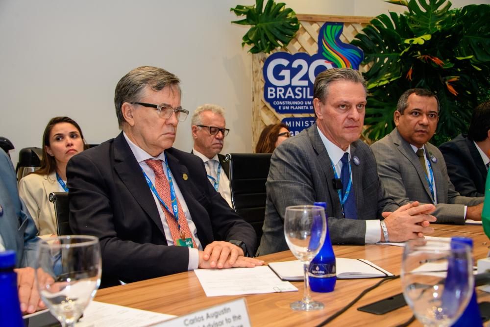 El Director General del IICA, Manuel Otero, junto al ministro de Agricultura y Ganadería de Brasil, Carlos Fávaro; y el Viceministro Adjunto del mismo ministerio, Cleber Oliveira Soares.