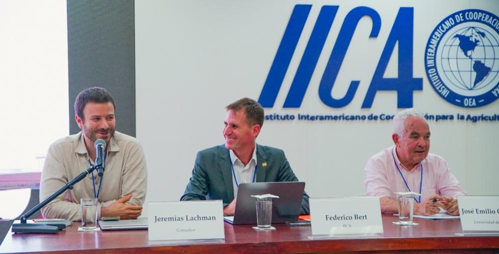 Jeremías Lachman, economista especializado en innovación en el agro e investigador posdoctoral en el Instituto Merit de Países Bajos; Federico Bert, Gerente del Programa de Digitalización Agroalimentaria del IICA; y José Emilio Guerrero, profesor titular de la ETSIAM de la Universidad de Córdoba, España.