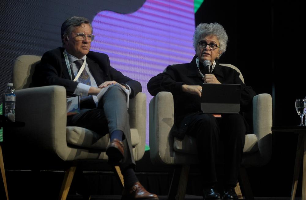 Teixeira expuso en el panel “El futuro de los sistemas agroalimentarios de las Américas”, que formó parte de una sección especial diseñada por AAPRESID junto al IICA, en el que compartió con el Director General del Instituto, Manuel Otero, y otra serie de expertos de alto nivel.