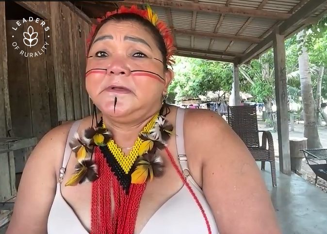 Katia Silene, de 54 años, lidera una de las 27 aldeas que alberga la reserva, en la que viven 85 indígenas de 23 familias de la etnia Gaviao da Montanha, dedicadas principalmente a la recolección, producción y venta de castañas, y también de pescado, miel y frutas.