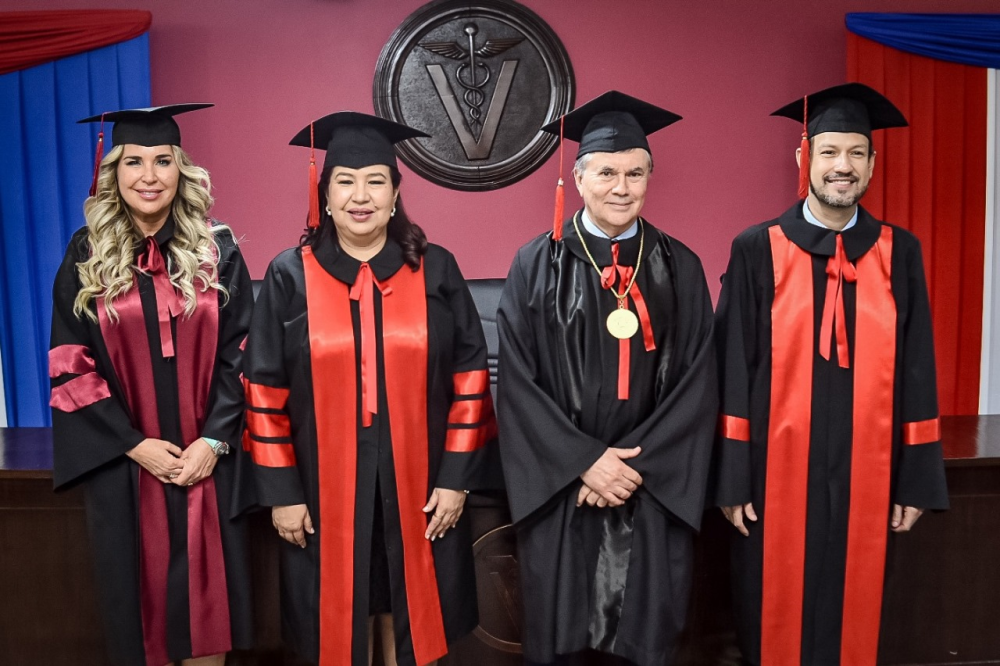 La decana de la Facultad de Ciencias Veterinarias de la UNA, Viviana Ríos; la Rectora de esta casa de estudios, Zully Veras; el Director General del IICA, Manuel Otero; y el ingeniero químico, Secretario General de la Universidad, Cristian Cantero.