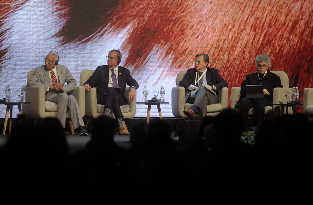 Rattan Lal, Premio Mundial de la Alimentación 2020 y máxima autoridad global en ciencias del suelo; Kip Tom, productor agropecuario y ex embajador de Estados Unidos ante las agencias de la ONU en Roma; Manuel Otero, Director General del IICA; y Izabella Teixeira, Asesora Especial del IICA para el G20 y las COP 29 y 30 y ex ministra de Medio Ambiente de Brasil.