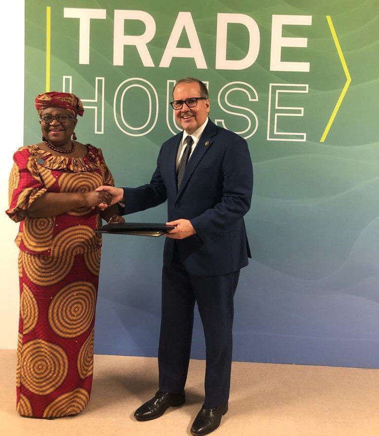 La firma del Memorando fue precedida por una reunión entre la Directora General de la OMC, Ngozi Okonjo-Iweala, y el Subdirector General del IICA, Lloyd Day, sobre la importancia de un robustecimiento de la participación activa de los países de América Latina y el Caribe en la entidad rectora del comercio mundial.