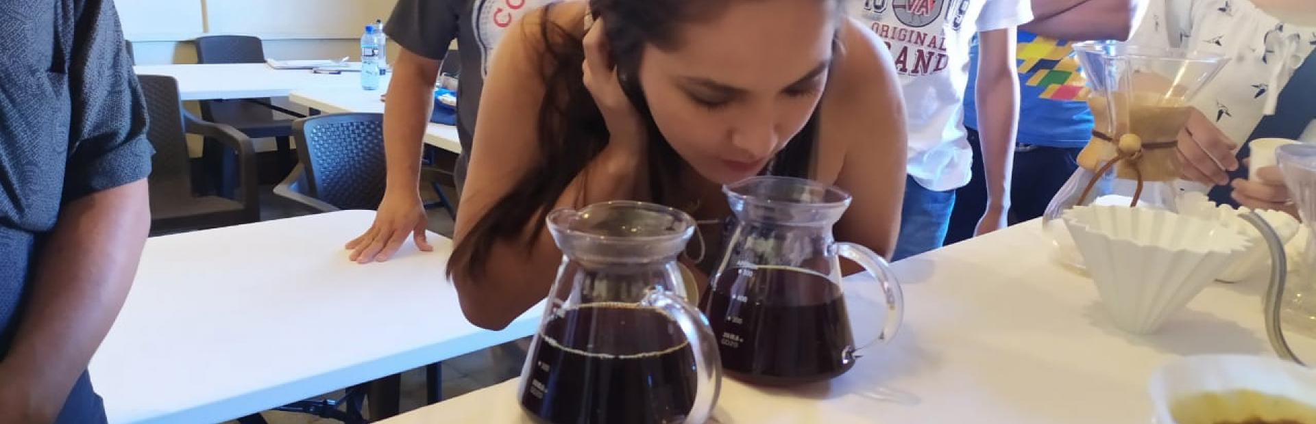 Jóvenes reciben diplomado de calidad de café en El Salvador