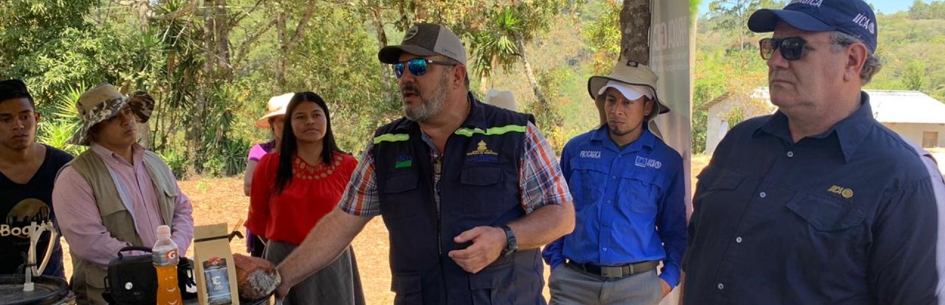 Secretario de Agricultura y Ganadería de Honduras, Mauricio Guevara (al centro), visitó a caficultores beneficiados por PROCAGICA 