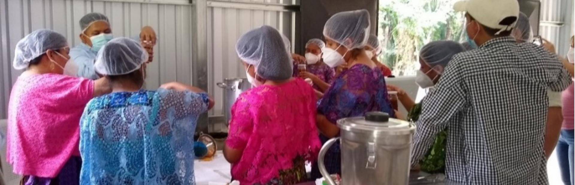 Esposas y familiares de productores de chile cahabonero obtienen conocimientos para elaborar sala Dip a base de chile cahabonero