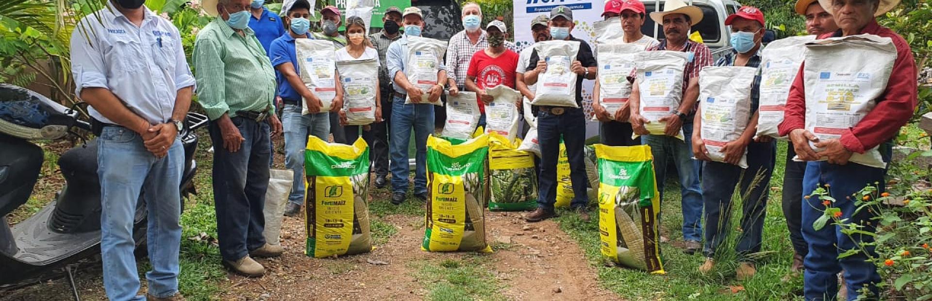 Entrega de fertilizante fórmula 18-15-8+EM y semilla de Maíz variedades ICTA B-7 e ICTA B-1 a socios de la Cooperativa Integral de Comercialización Concepción Las Minas, Chiquimula.