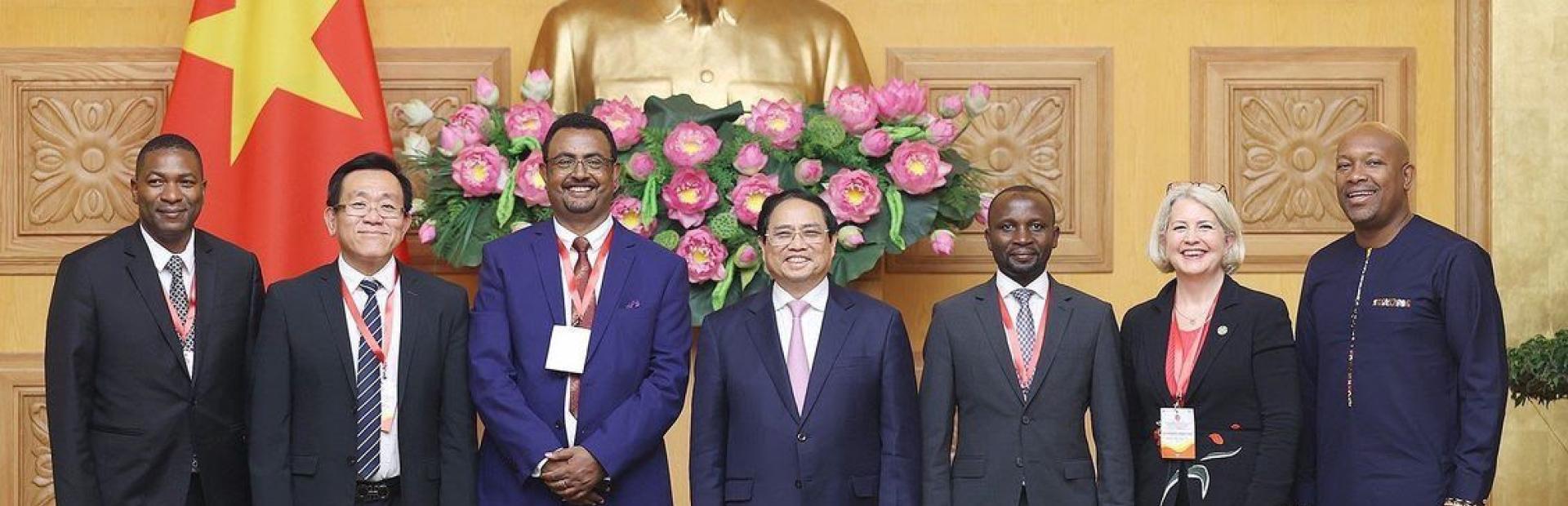 O Primeiro-Ministro do Vietnã, Phạm Minh Chính (centro) recebeu as autoridades participantes na Conferência. À direita, o Ministro de Agricultura, Florestas, Pesca, Transformação Rural, Indústria e Trabalho de São Vicente e Granadinas, Saboto Caesar.