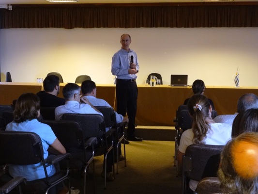 El Dr. Wells durante su ponencia en la Sala de Conferencias del Ministerio. 