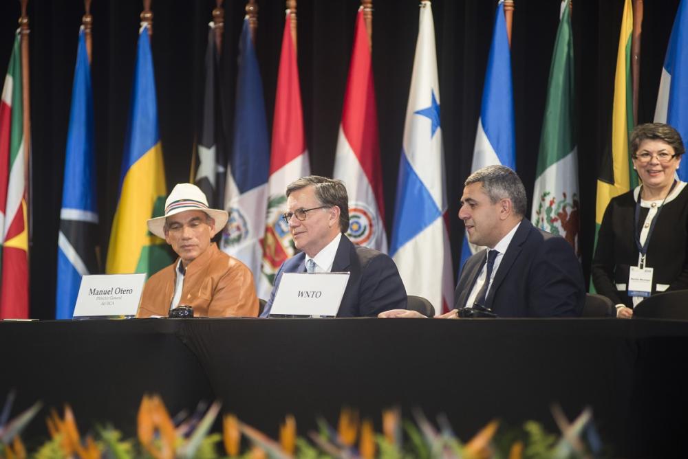 En la ceremonia de inauguración fueron firmados distintos tipos de acuerdos entre el IICA e instituciones como la OMT, representada por su Secretario General, Zurab Pololikashvili (derecha).