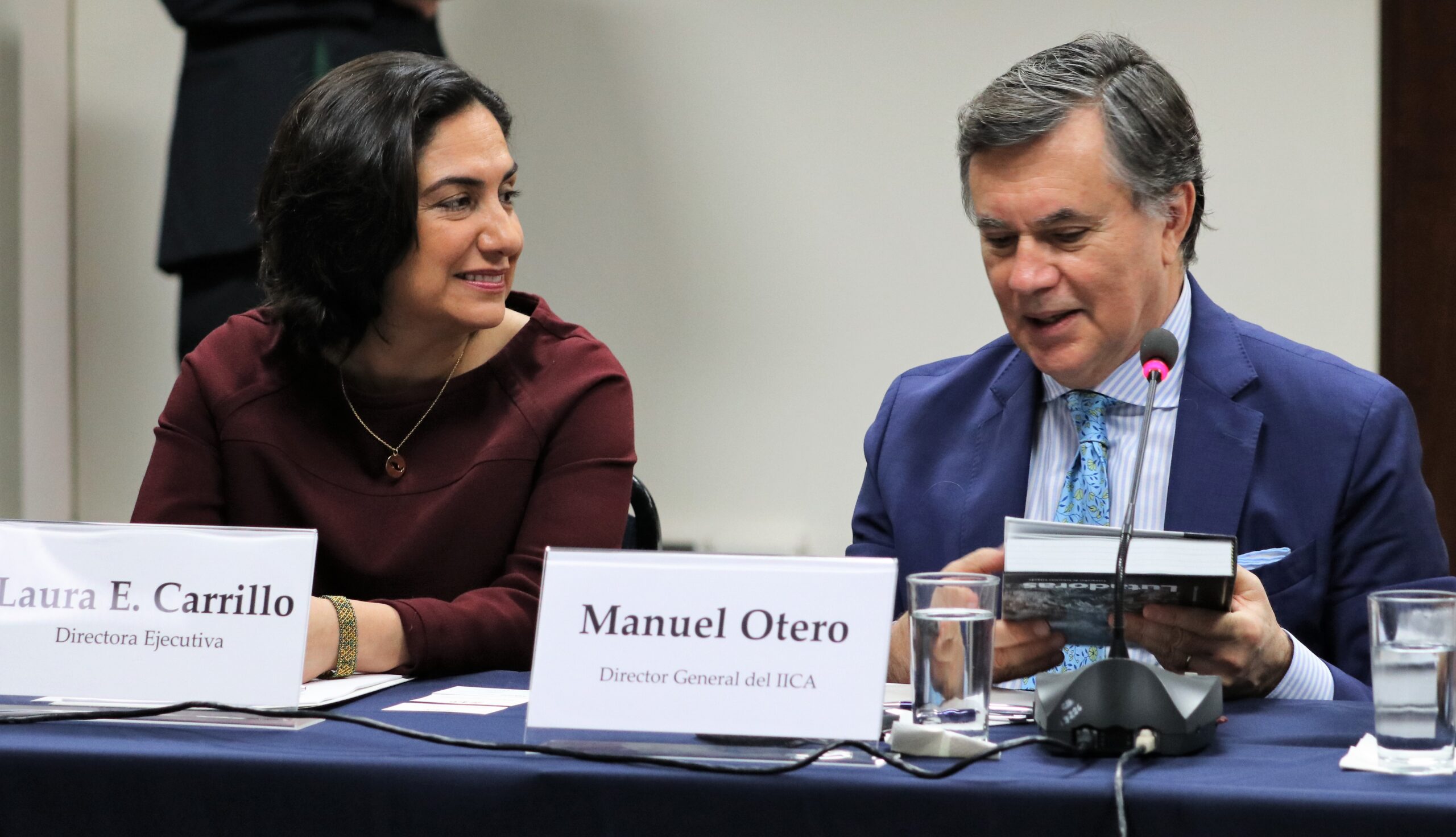 La Directora Ejecutiva de AMEXCID, Laura Elena Carrillo, junto al Director General del IICA, Manuel Otero, durante la reunión que sostuvieron en la sede central del Instituto para firmar una alianza de cooperación e identificar acciones conjuntas a desarrollar.