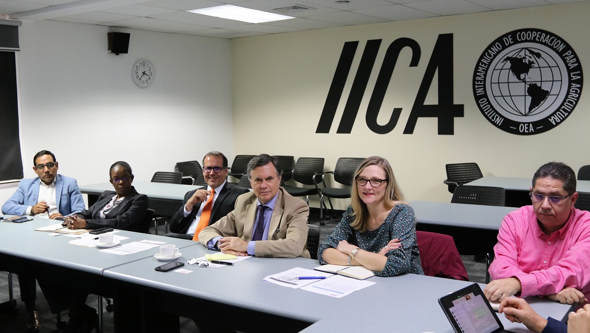 El Representante del IICA en Ecuador y Coordinador para Asuntos Especiales de la Región Andina, Marco Zapata; la Directora de Relaciones Externas e Institucionales, Beverly Best; el Subdirector General del Instituto, Lloyd Day, el Director General, Manuel Otero; la Directora del CIP para América Latina y el Caribe, Ginya Truitt; y el Jefe de Gabinete del IICA, Miguel Ángel Arvelo, durante su encuentro en Costa Rica.