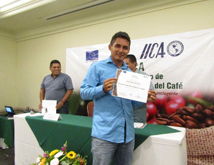 Joven recibe el diploma de la ESCAM