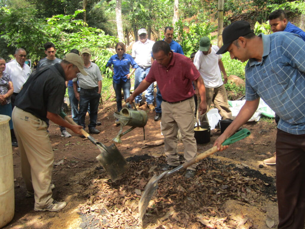 Caficultores se preparan en la elaboración de abono orgánico Bocashi.