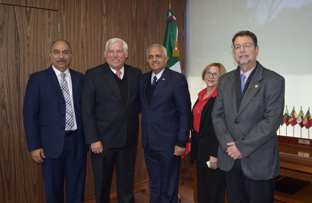 Juan José Espinal, Viceministro de Planificación Sectorial Agropecuaria de República Dominicana; el Secretario de Agricultura de México, Víctor Villalobos; el Ministro de Agricultura de República Dominicana, Osmar Benítez; Clara Solís, Asesora del IICA y el Representante del Instituto en México, Diego Montenegro.