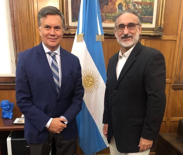 El Director General del IICA, Manuel Otero, y el ministro Luis Basterra, también pasaron revista durante su reunión, a lo actuado por la Secretaría Técnica del Consejo Agropecuario del Sur en el ámbito del Mercosur ampliado, a las prioridades del gobierno argentino en materia sectorial y a la oferta de cooperación técnica del Instituto.