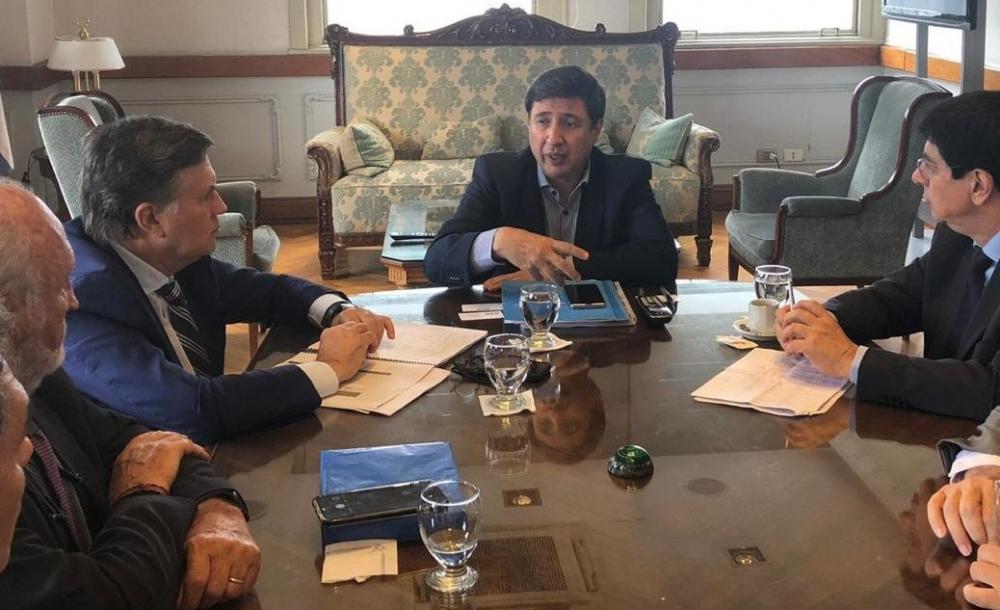 En su encuentro con el ministro de Desarrollo Social, Daniel Arroyo, Otero puso a disposición la experiencia técnica del IICA para reforzar la dimensión de ruralidad del programa oficial del gobierno argentino de lucha contra el hambre y dotar a la agricultura familiar de un mayor protagonismo.