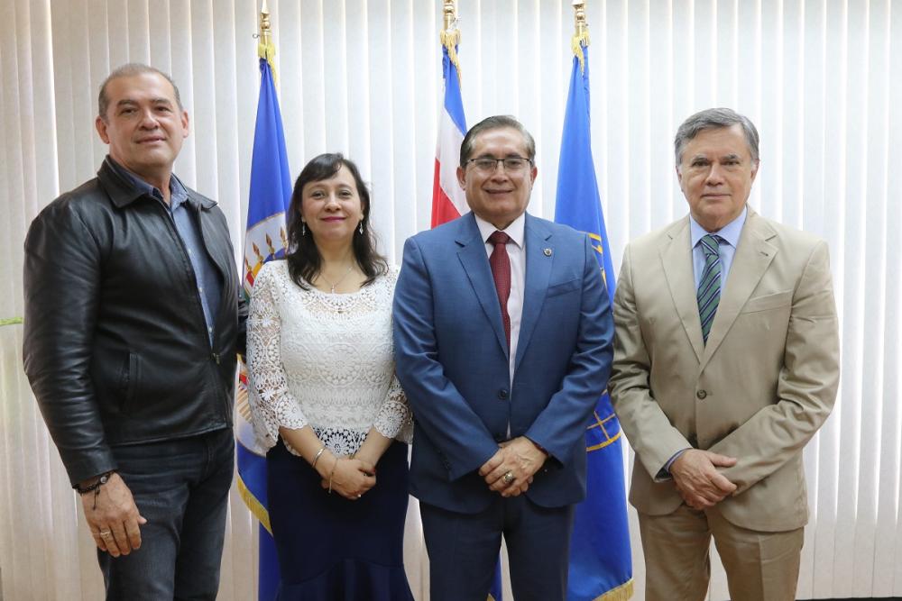 El decano de la UTN, Rodney Cordero; la profesora principal de la UNALM, Bettit Salvá; el rector de la UACh, José Solís; y el Director General del IICA, Manuel Otero.