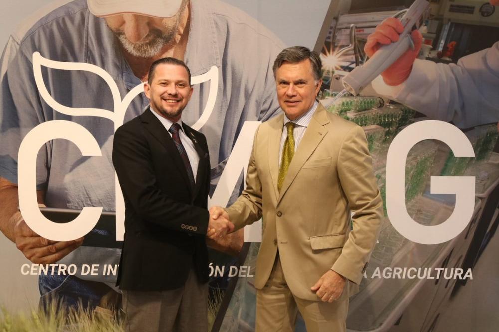 El ministro de Ciencia, Tecnología y Telecomunicaciones de Costa Rica, Adrián Salazar, junto al Director General del IICA, Manuel Otero, durante su visita al CIMAG.