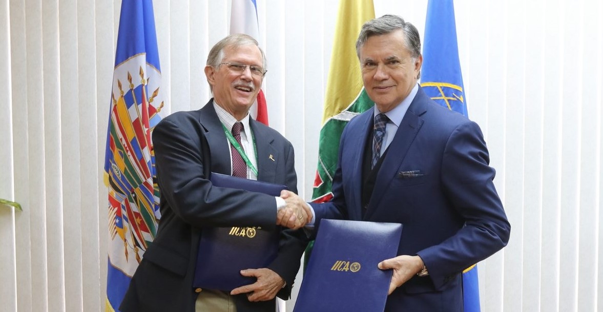 El rector de la Universidad Zamorano, Jeffrey Lansdale, y el Director General del IICA, Manuel Otero, tras la firma del acuerdo de cooperación técnica entre ambas organizaciones. 