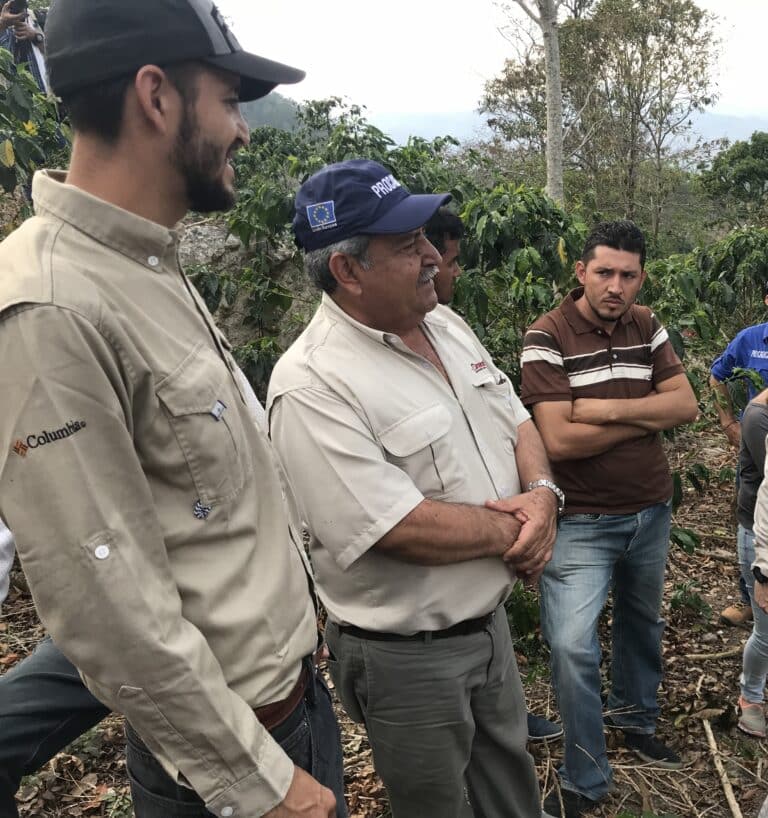 El presidente de ANACAFÉ, Bernardo Solano (al centro), durante una visita a productores del programa PROCAGICA