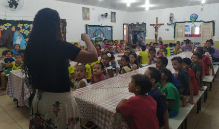 Jovens e crianças apoiadas pela instituição sem fins lucrativos no Distrito Federal receberam palestra sobre o desenvolvimento das plantas e doação de mudas e sementes de alface, além de se beneficiarem com cultivo de alimentos apoiado pelo IICA Brasil